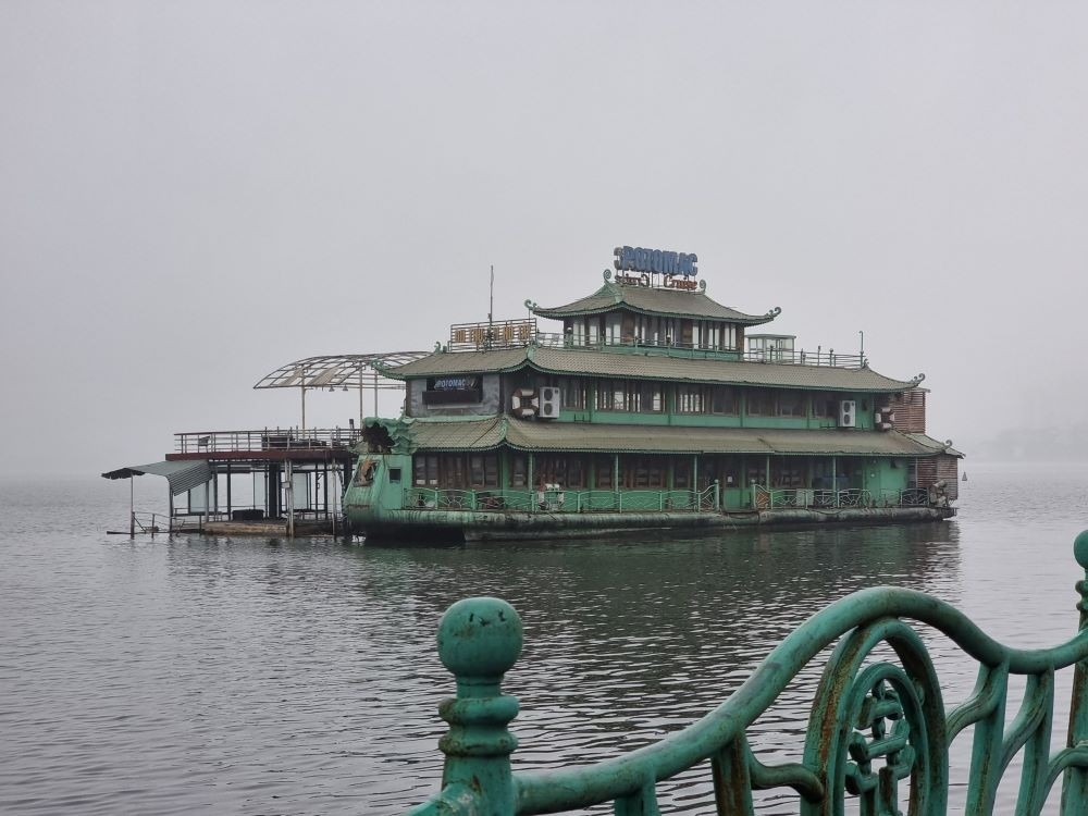 Tàu và sàn nổi của Công ty Cổ phần Sông Potomac vẫn đang nằm “im lìm” trên mặt nước Hồ Tây.