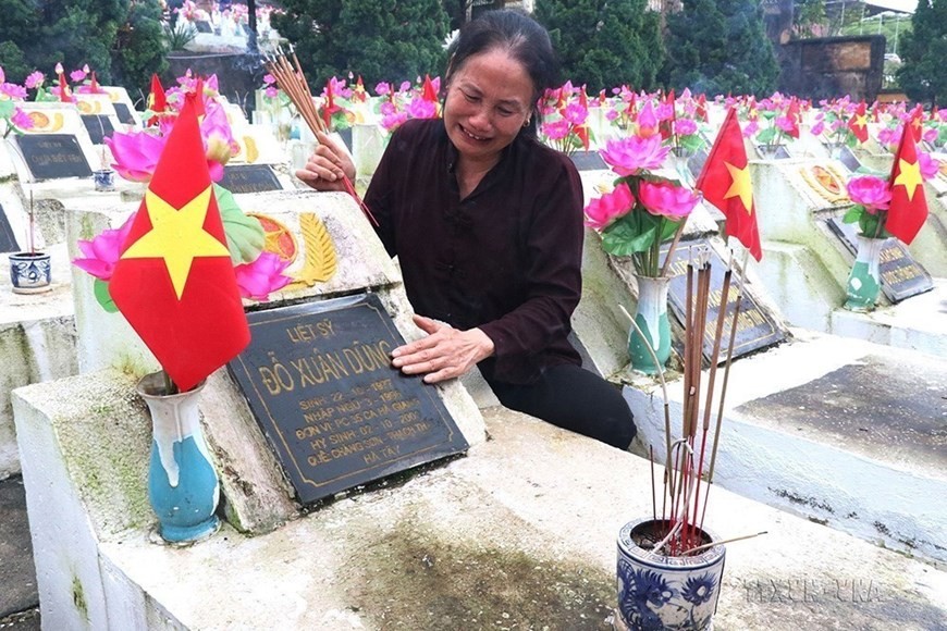 Thân nhân liệt sỹ hy sinh trong cuộc chiến đấu bảo vệ biên giới phía Bắc đến thắp hương tại Nghĩa trang liệt sỹ Quốc gia Vị Xuyên, Hà Giang (11/7/2017). (Ảnh: Minh Tâm/TTXVN)