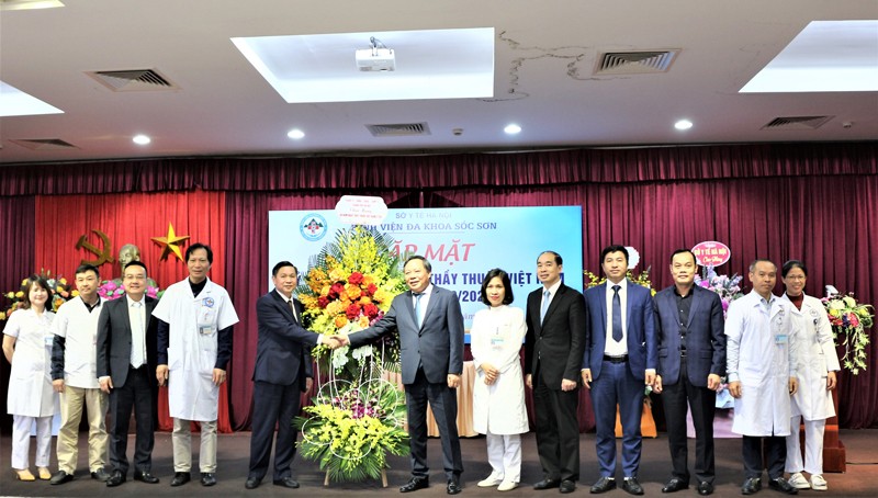 Phó Bí thư Thành ủy Nguyễn Văn Phong thăm, tặng quà Bệnh viện Đa khoa Sóc Sơn