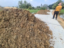 Quảng Nam: Nghi sử dụng "đất thải" làm nền lề đường bê tông nông thôn?