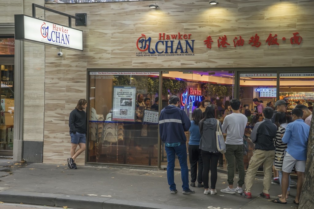 Khách du lịch xếp hàng trước một nhà hàng sao Michelin ở Melbourne, Úc. Ảnh: Istock