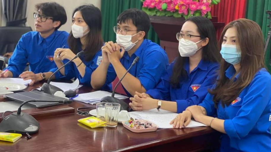 Hà Trang (thứ 2 bên phải) trong một hoạt động Đoàn của Học viện Nông nghiệp Việt Nam