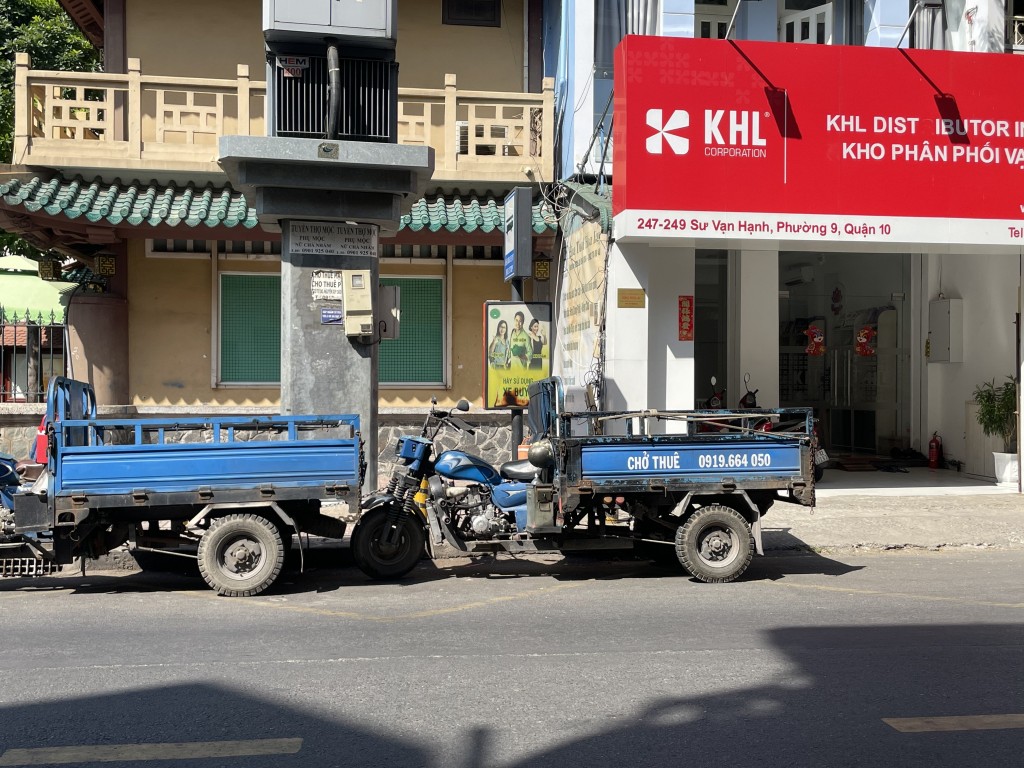 Còn ô đỗ xe buýt tại đường Sư Vạn Hạnh (Quận 10)  đang được “trưng dụng” làm chỗ đậu xe ba gác