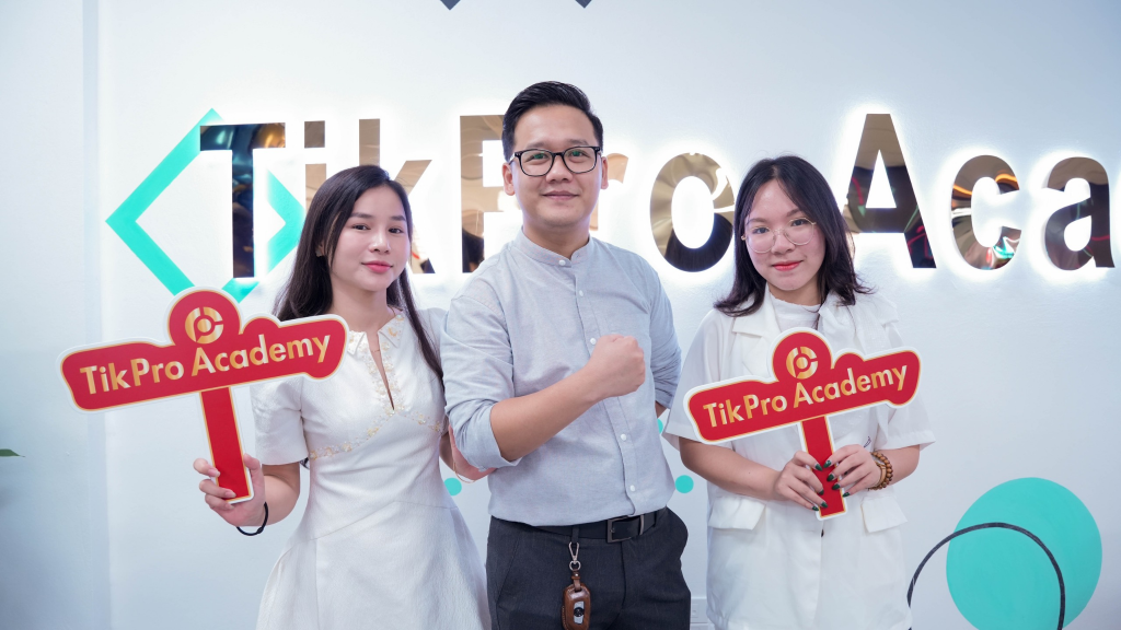 Chuyên gia Hà Huy Sáng và các học viên của TikPro Academy