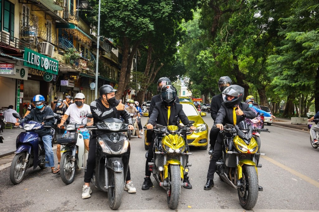 Đây là lần đầu tiên đoàn xe của Bia Saigon Gold xuất hiện tại Thủ đô khiến nhiều người thích thú