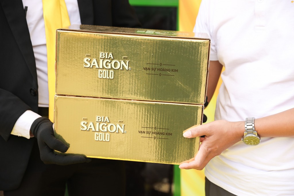 Những thùng Bia Saigon Gold - “Vạn Sự Hoàng Kim” được trao gửi tận tay khách hàng