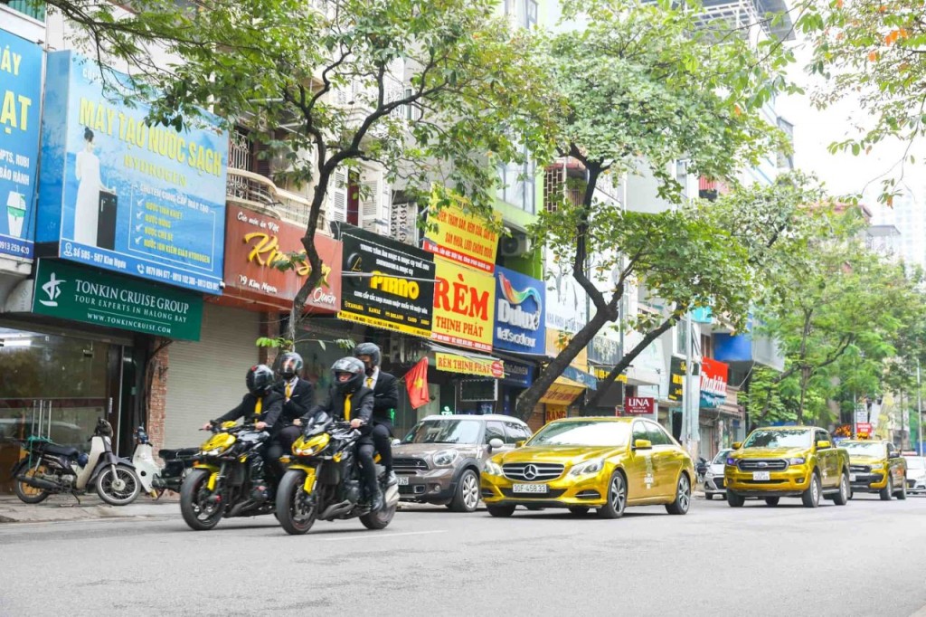 Đoàn xe chở “gold” nổi bật trên đường phố Hà Nội