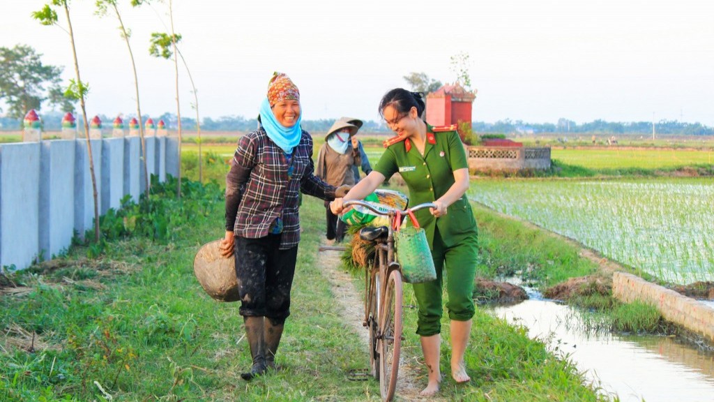 Trước đó, các chiến sĩ trẻ đã nhiều lần tình nguyện cấy lúa giúp dân 