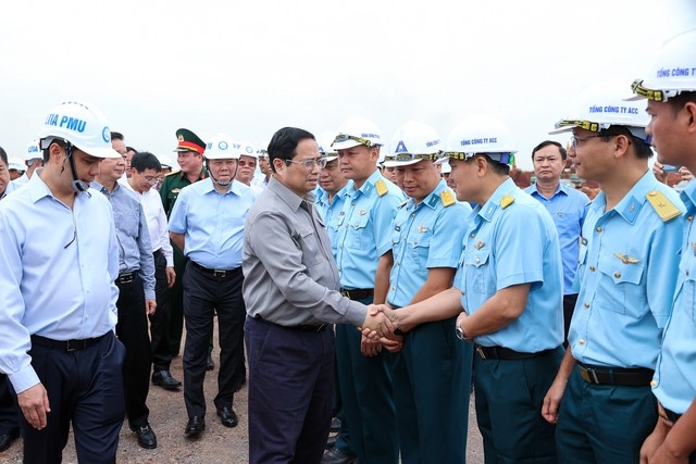 Thủ tướng Phạm Minh Chính đã kiểm tra hiện trường dự án sân bay quốc tế Long Thành, tỉnh Đồng Nai; thăm, tặng quà cán bộ, công nhân tham gia dự án và người dân tái định cư. Ảnh VGP/Nhật Bắc