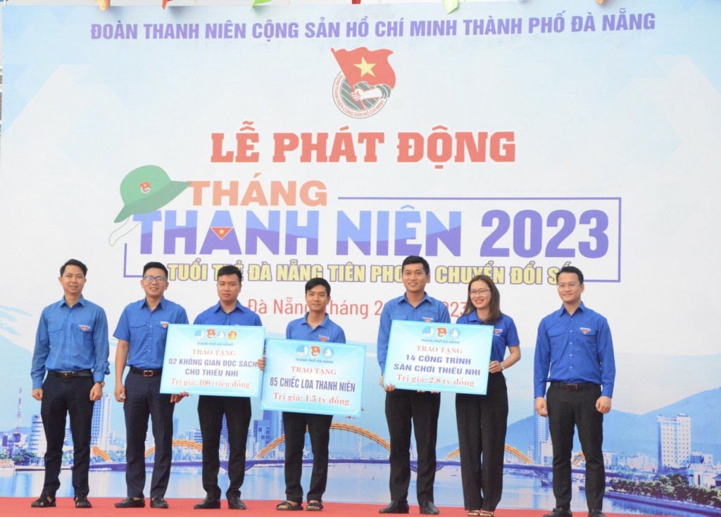 Thành đoàn Đà Nẵng trao tặng các công trình cho 7 quận, huyện đoàn với kinh phí 4,4 tỷ đồng (Ảnh Đ.Minh) 