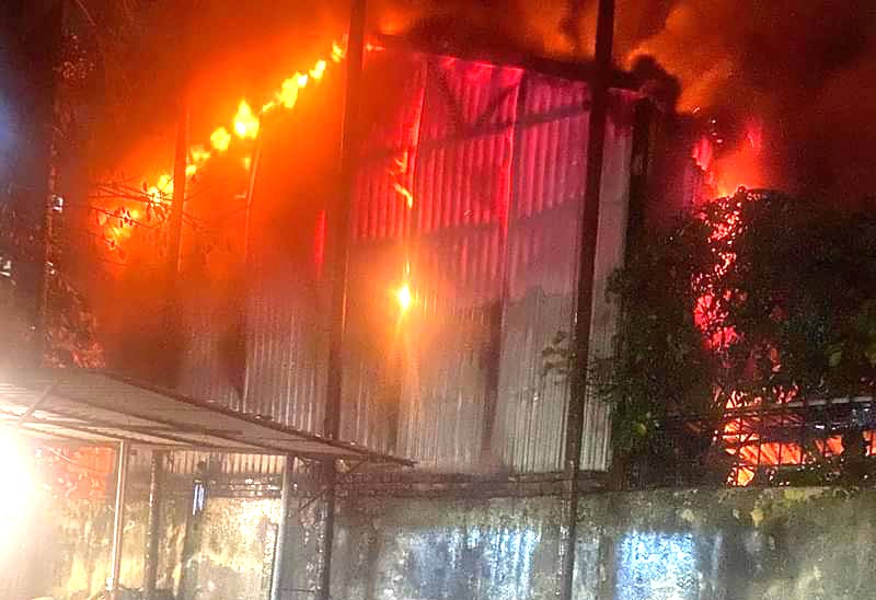 Sau khi phát hiện xảy ra cháy ít phút, ngọn lửa đã bao trùm gần như toàn bộ khu kho xưởng trên đường Nguyễn Hoàng Tôn