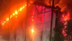 Nhanh chóng dập tắt đám cháy kho xưởng trên đường Nguyễn Hoàng Tôn
