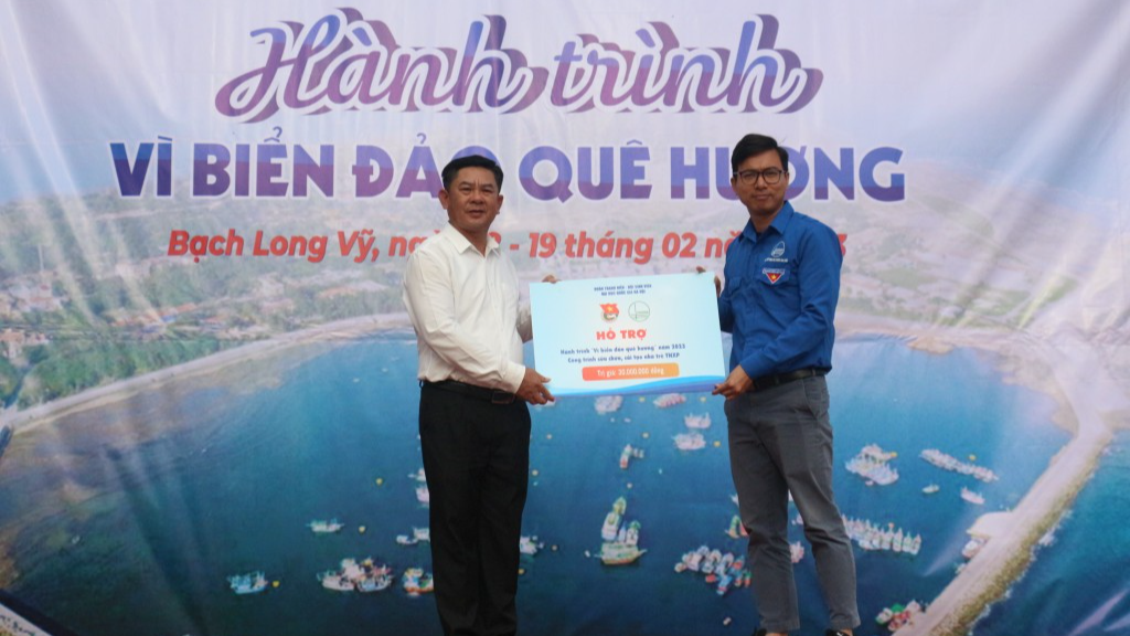 Tuổi trẻ Đại học Quốc gia Hà Nội với hành trình “Vì biển đảo quê hương”