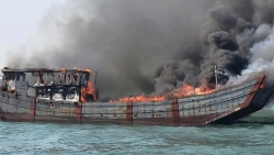 Quảng Ninh: Bè hải sản bất ngờ cháy rụi giữa biển
