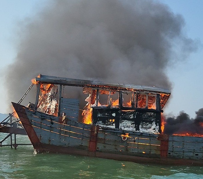 Chiếc bè đã bị cháy rụi hoàn toàn trôi dạt vào vùng biển thuộc phường Bình Ngọc (Móng Cái)
