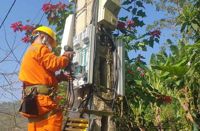 Công nhân Điện lực Mường Chà (PC Điện Biên) căng kéo dây sau công tơ, lắp điện sinh hoạt mới cho khách hàng