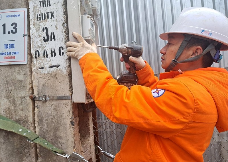 Công nhân Điện lực Sông Mã (PC Sơn La) thay thế công tơ cơ khí bằng công tơ điện tử đo xa