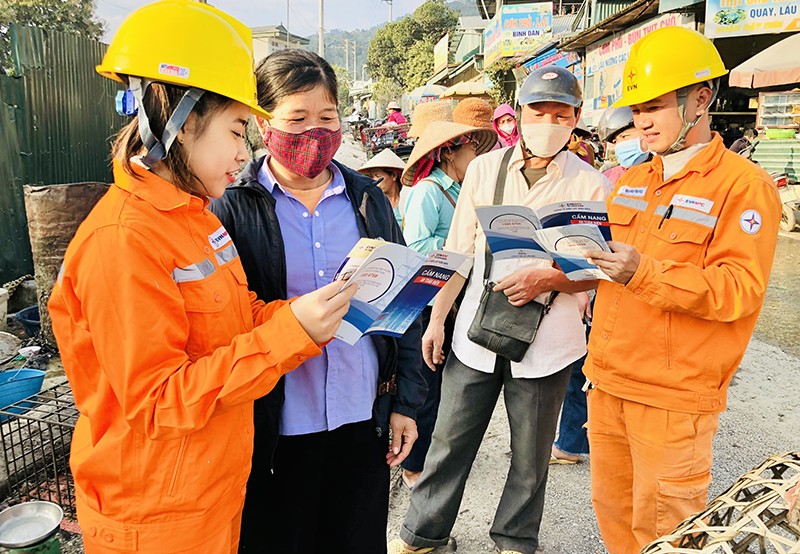 Công nhân Điện lực Tủa Chùa (PC Điện Biên) tuyên truyền tiết kiệm điện