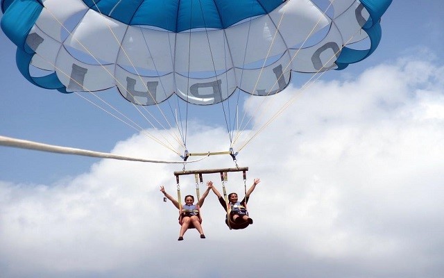 Thỏa mãn cảm xúc với trò lượn dù bay trên đảo Coral Pattaya (Nguồn: Intertour)