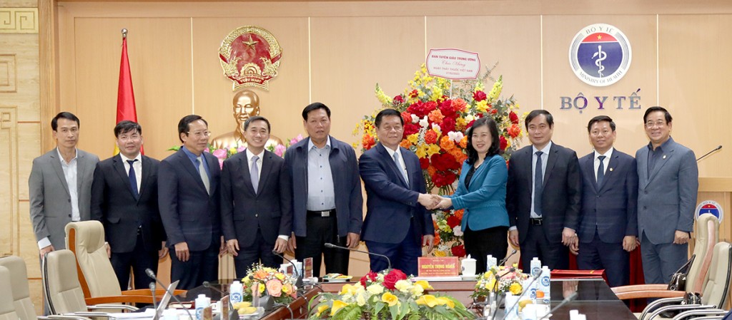 Đồng chí Nguyễn Trọng Nghĩa - Bí thư Trung ương Đảng, Trưởng Ban Tuyên giáo Trung ương tặng hoa chúc mừng ngành Y tế nhân kỷ niệm 68 năm Ngày Thầy thuốc Việt Nam (27/2/1955 - 27/2/2023)
