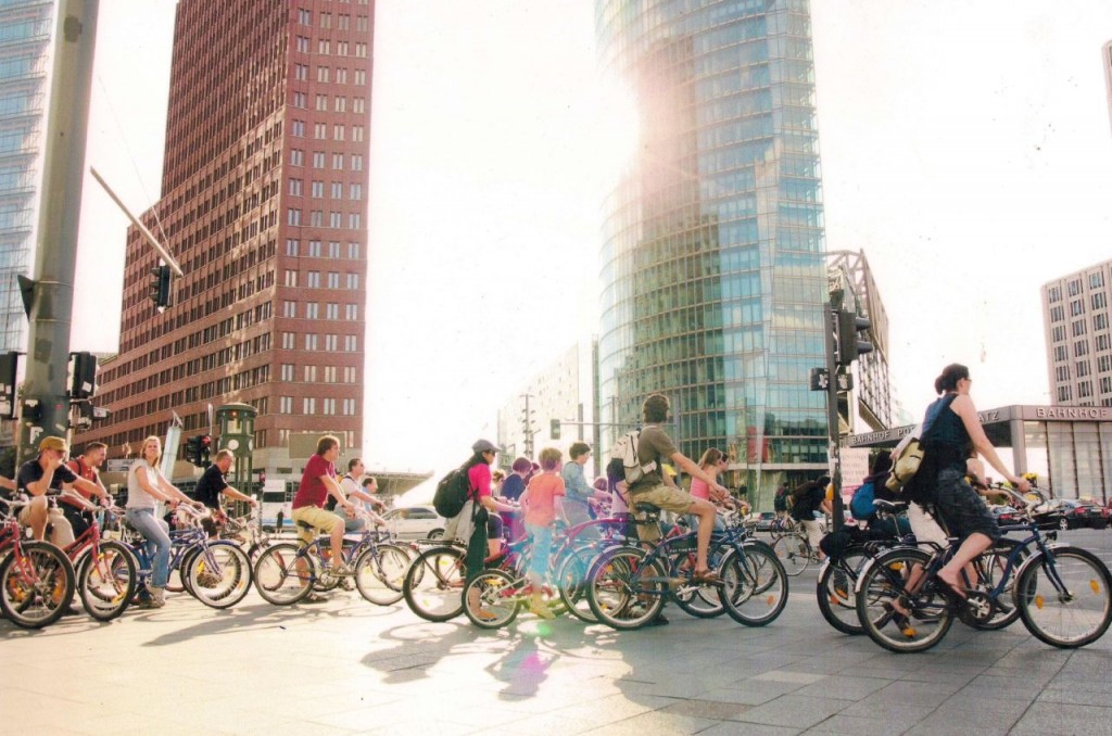 Người dân đạp xe tại Berlin, Đức (Ảnh: CNN)