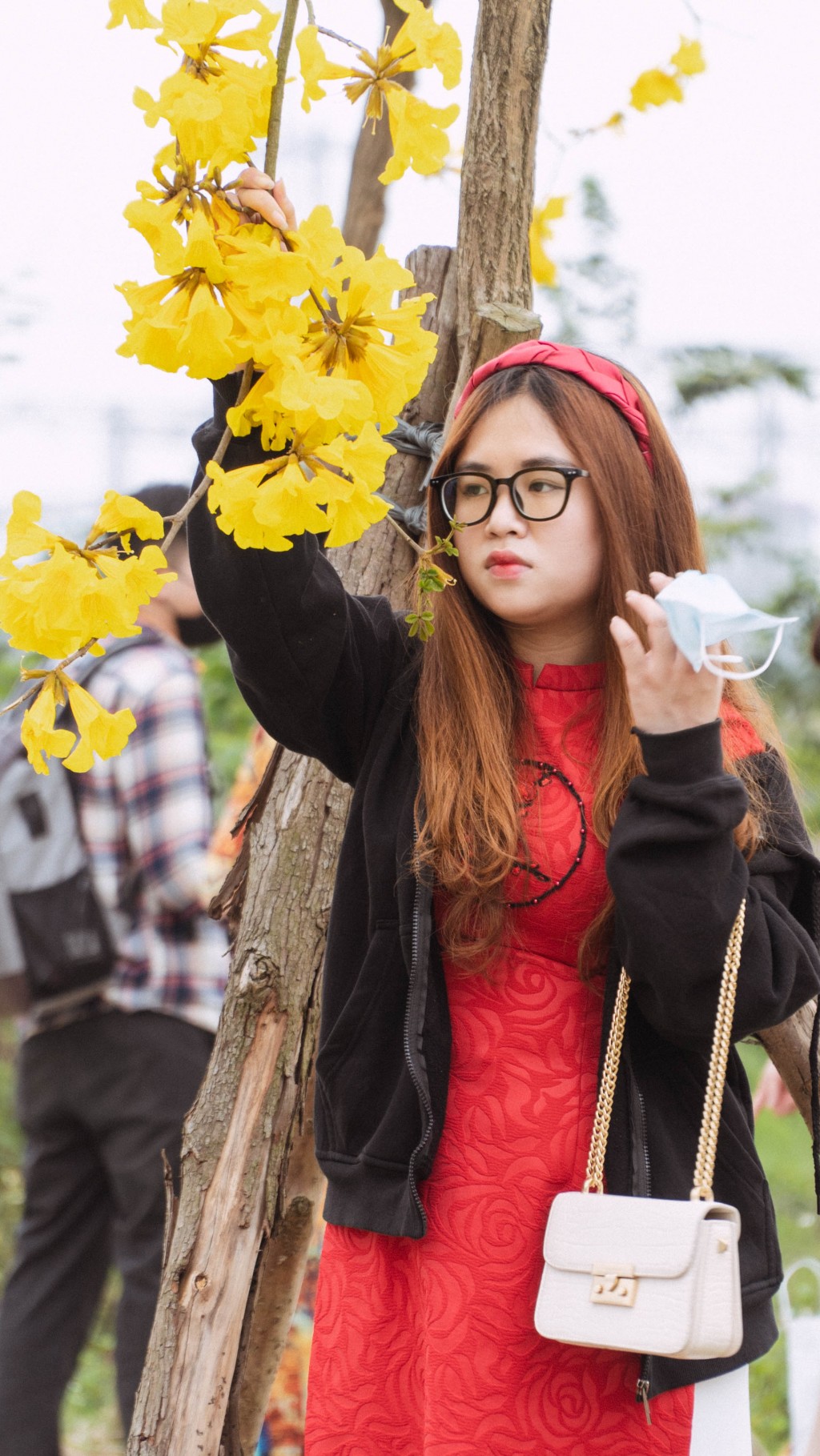Bạn Phạm Phương Linh Chi (21 tuổi), nhà gần đường hoa, cũng thuê thợ tới đây chụp ảnh. Giới trẻ Hà thành say đắm tạo dáng bên hàng cây hoa vàng rực rỡ