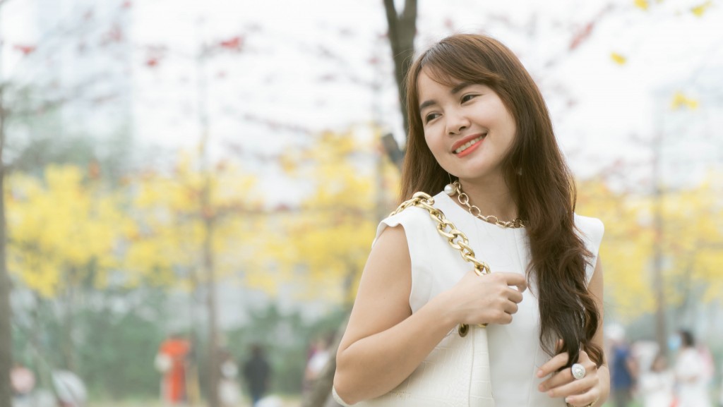 Chị Hoàng Ánh Ngọc chia sẻ: Giới trẻ Hà thành say đắm tạo dáng bên hàng cây hoa vàng rực rỡ