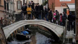 Italy: Kênh đào Venice cạn kiệt nước