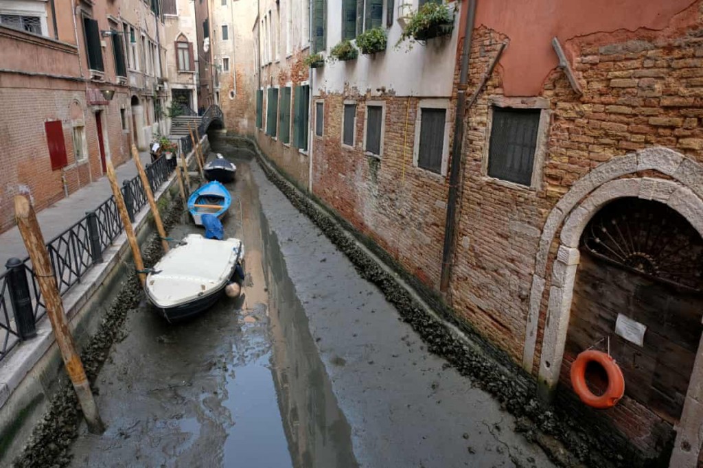   Thuyền gondola (loại thuyền truyền thống của thành phố Venice), taxi nước và xe cứu thương không thể di chuyển qua một số kênh đào của Venice.