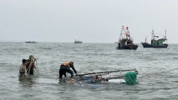 Quảng Ninh: Cứu 3 ngư dân bị đắm tàu trên vùng biển Trà Cổ