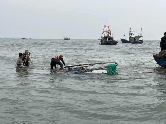 Tàu chở hải sản bị chìm trên vùng biển Trà Cổ, TP Móng Cái.