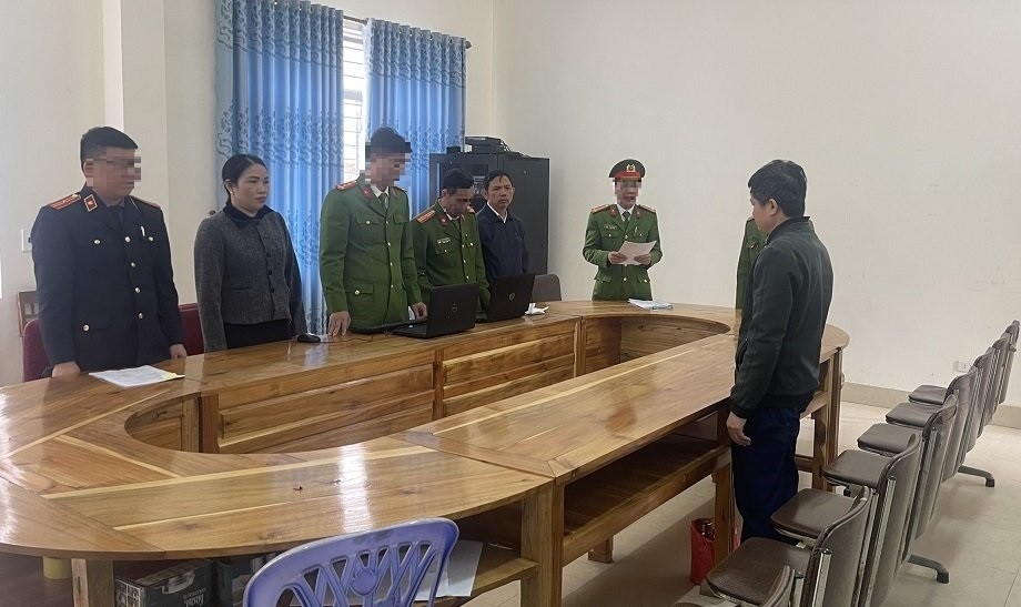 Cơ quan chức năng tống đạt quyết định khởi tố vụ án, khởi tố bị can và ra lệnh bắt tạm giam đối với Hà Thắm Cảnh