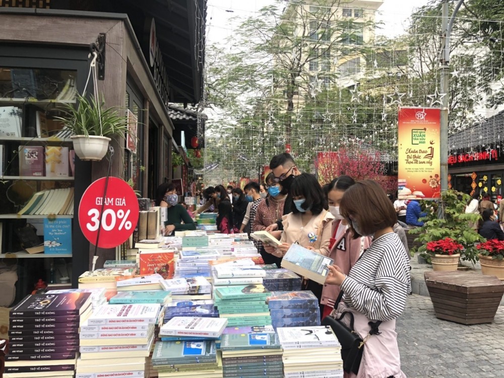 Người dân hào hứng chọn mua sách tại Phố sách Hà Nội
