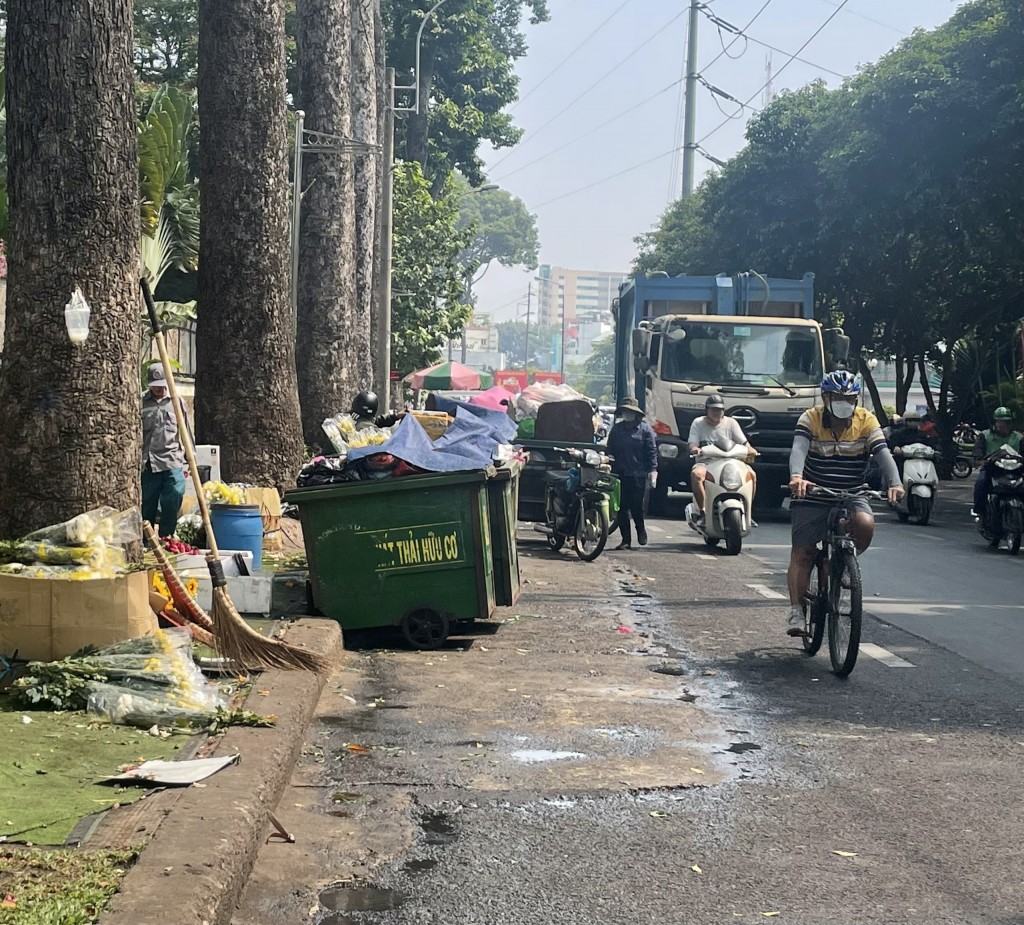 Mỗi ngày, điểm tập kết rác đường Hùng Vương (Quận 10) đón hàng chục xe rác ghé qua, dừng đợi