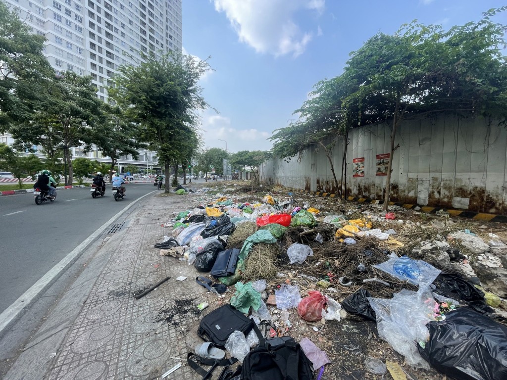 Bãi rác hiện diện ngay ngã tư Nguyễn Hữu Thọ - đường D4 - đường D15 suốt nhiều tháng nay nhưng không được xử lý