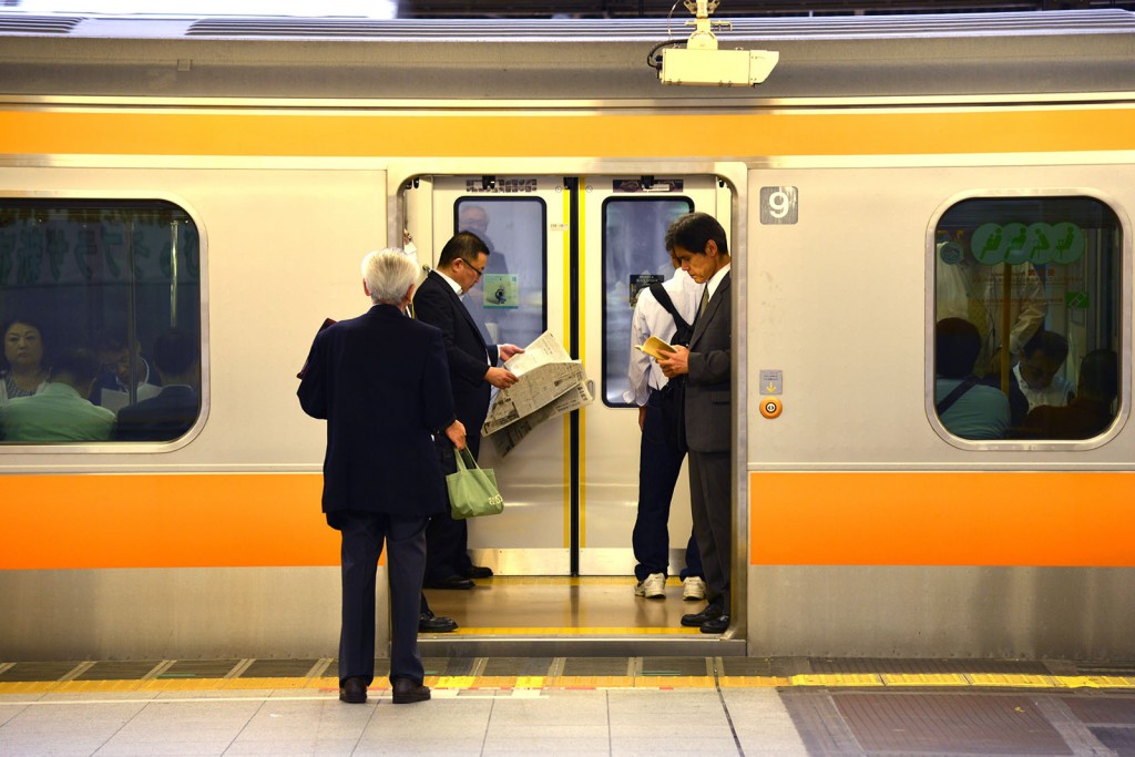 Người dân Nhật tranh thủ đọc sách, báo ở ga tàu điện ngầm (Ảnh: Shutterstock)