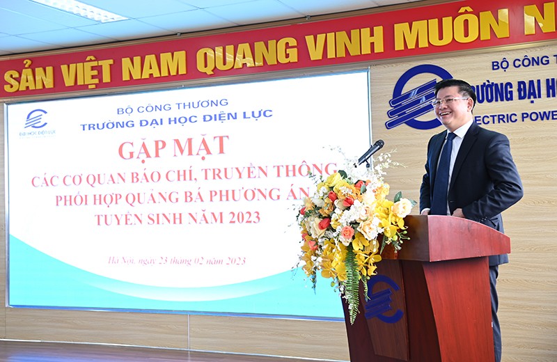 PGS, TS Đinh Văn Châu - Quyền Hiệu trưởng Trường Đại học Điện lực chia sẻ với báo chí về công tác tuyển sinh năm 2023