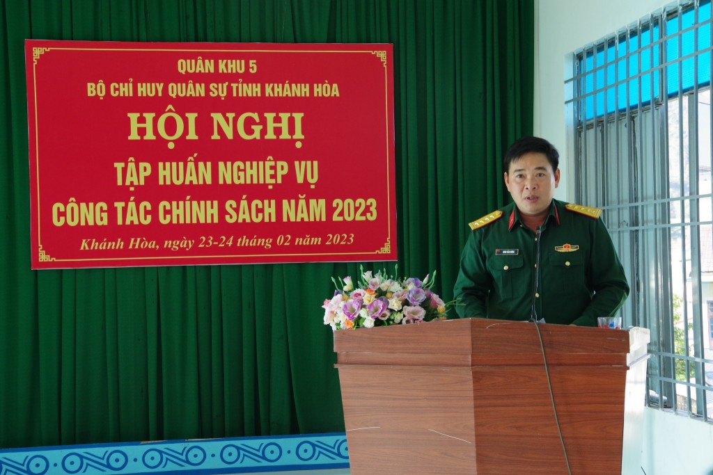 Đại tá Đinh Văn Hưng, Phó Chính ủy Bộ CHQS tỉnh Khánh Hòa phát biểu khai mạc tại hội nghị tập huấn