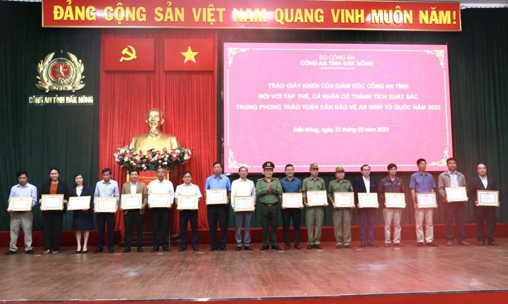 Đại tá Bùi Quang Thanh, Giám đốc Công an tỉnh Đắk Nông trao giấy khen cho các tập thể có thành tích xuất sắc trong phong trào toàn dân bảo vệ ANTQ năm 2022