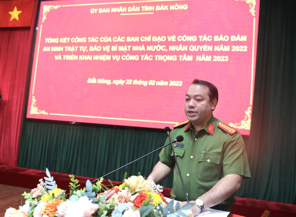 Thiếu tá Nguyễn Hữu Đức, Phó Giám đốc Công an tỉnh Đắk Nông báo cáo tóm tắt kết quả của các Ban chỉ đạo