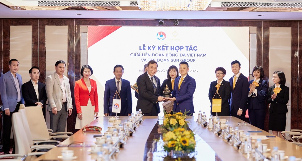 Lãnh đạo VFF trao quà lưu niệm cho lãnh đạo Tập đoàn Sun Group