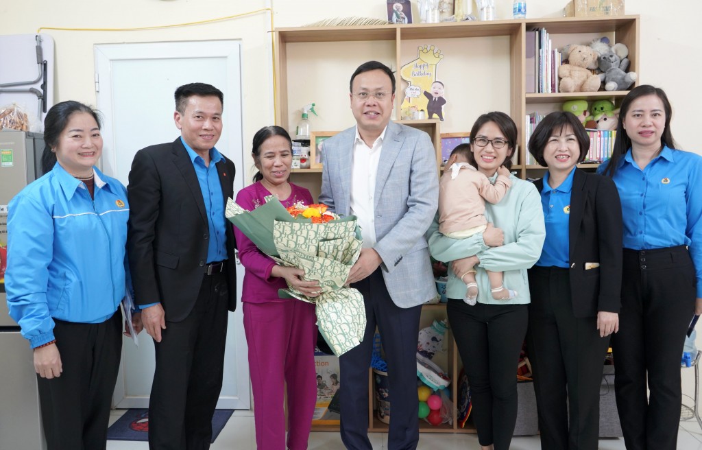Chủ tịch LĐLĐ TP Hà Nội thăm, động viên lao động nữ có hoàn cảnh khó khăn