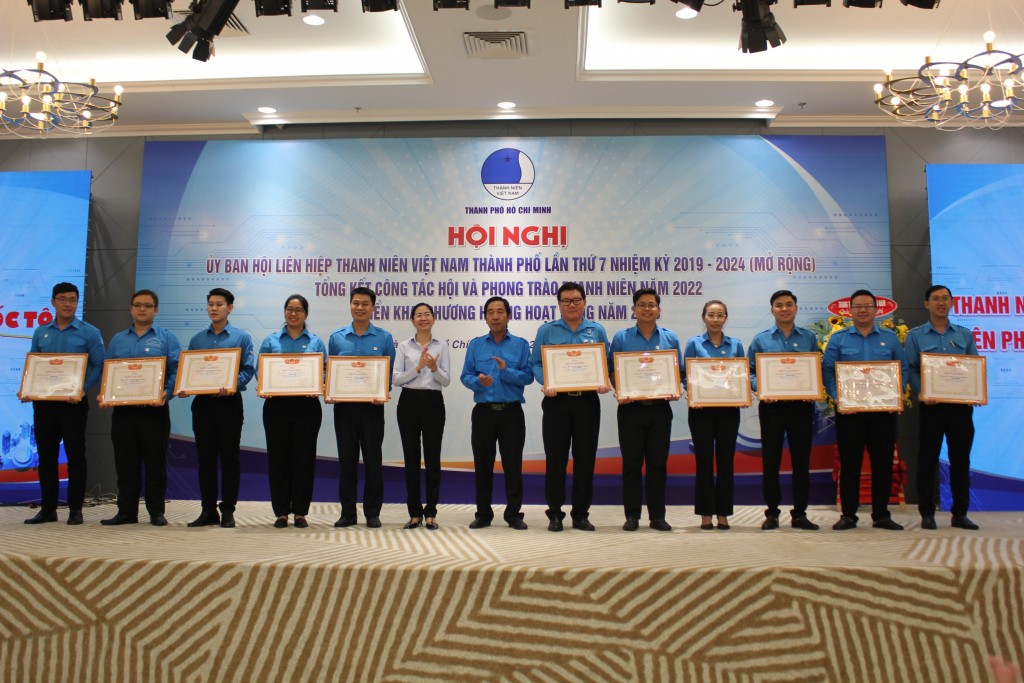 Đại diện Thành đoàn TP Hồ Chí Minh trao bằng khen cho các tập thể Đoàn, Hội công tác xuất sắc trong năm 2022 tại Hội nghị chiều 23/2