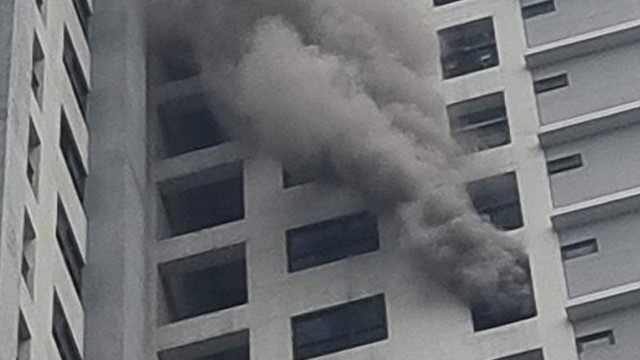 Nhanh chóng dập tắt đám cháy tại tầng 22 chung cư Goldmark City