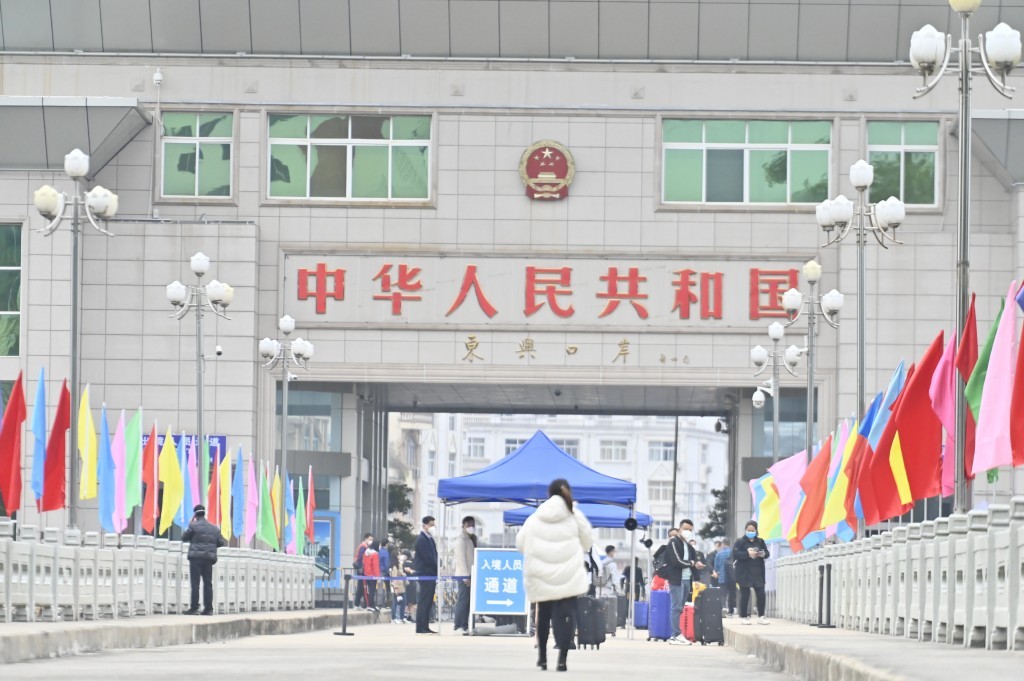 Hoạt động xuất nhập cảnh tại khu vực cửa khẩu được mở cửa trở lại sau khi Trung Quốc nới lỏng các biện pháp phòng chống dịch COVID-19 (Ảnh: Trần Huyền)
