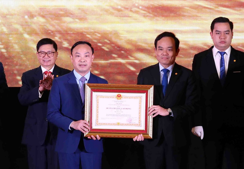 Thừa ủy quyền của Chủ tịch nước, Phó Thủ tướng Chính phủ Trần Lưu Quang trao Huân chương Lao động hạng Nhì cho Học viện Tư pháp