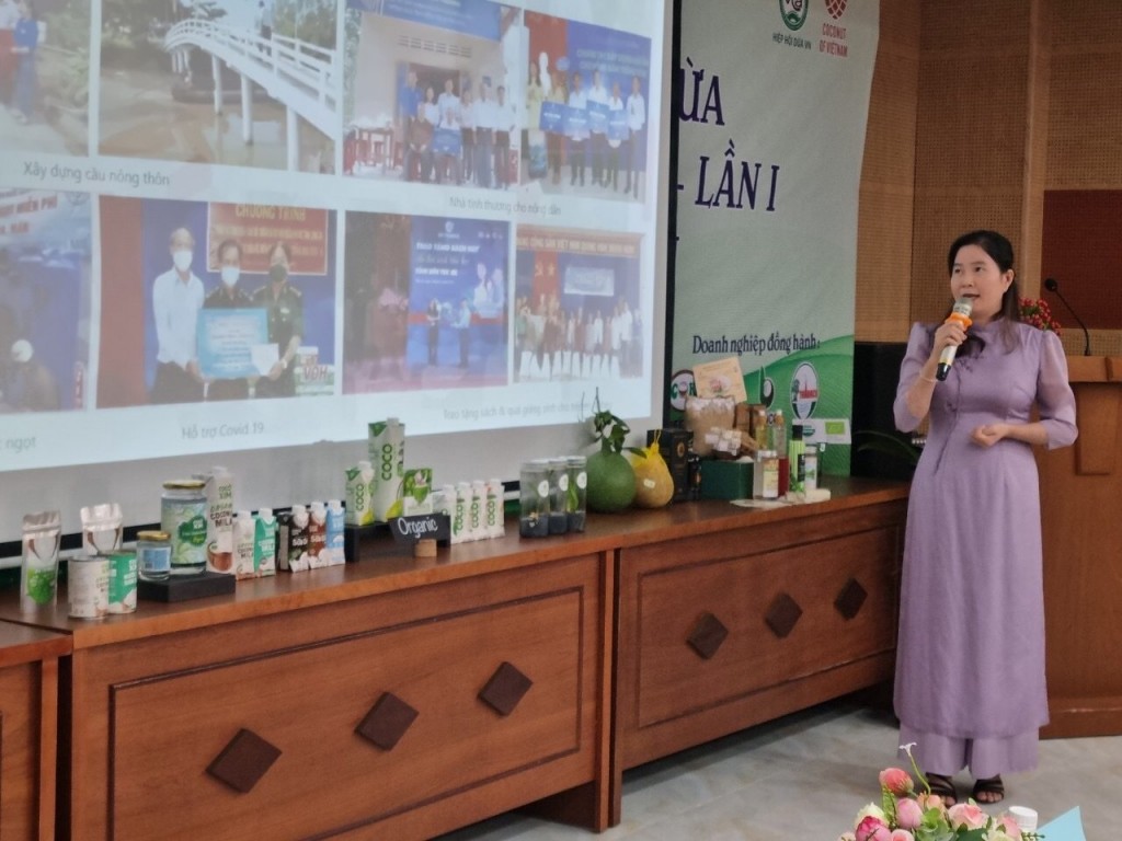 Bà Nguyễn Thị Trúc Liên-Đại diện Công ty Cổ phần Xuất Nhập Khẩu Bến Tre (Betrimex) giới thiệu những sản phẩm từ  dừa và vùng nguyên liệu dừa organic hình đầu tiên