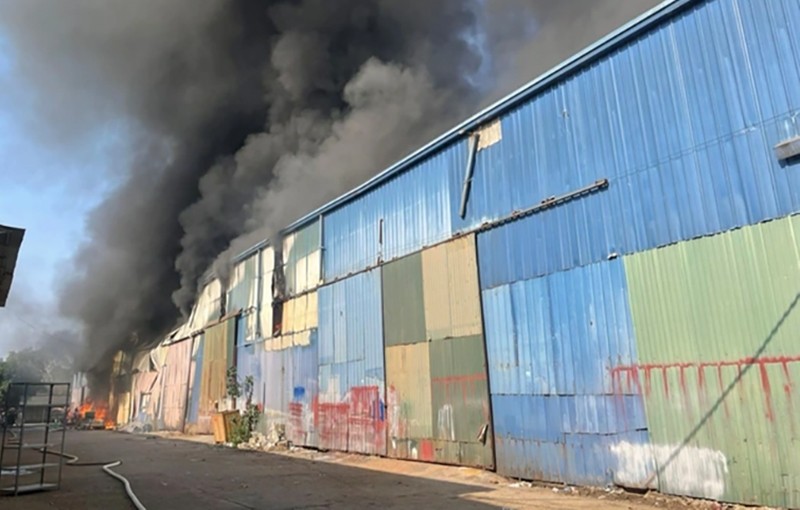 Khói lửa cuồn cuộn bốc lên từ hiện trường vụ cháy nhà xưởng trong cụm công nghiệp Thanh Oai