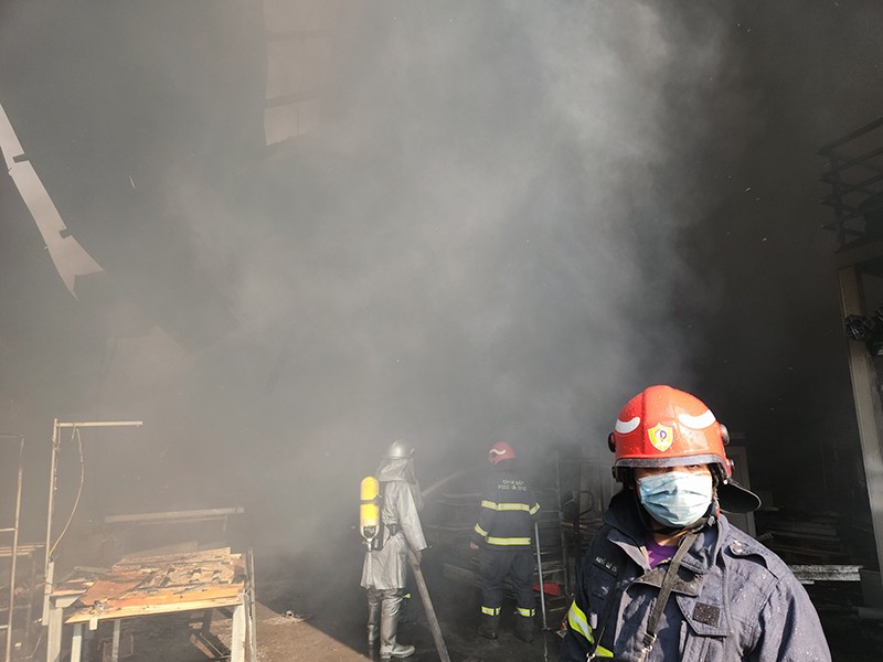 Cảnh sát PCCC tiếp cận nhiều hướng phun nước khống chế ngọn lửa, không để cháy lan sang khu xưởng khác