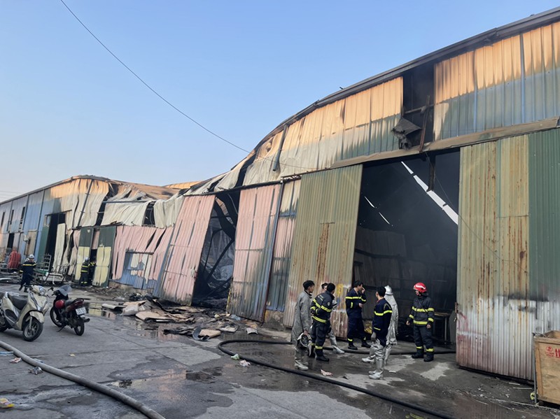 Cảnh sát kịp thời không chế đám cháy lớn tại nhà xưởng ở Thanh Oai